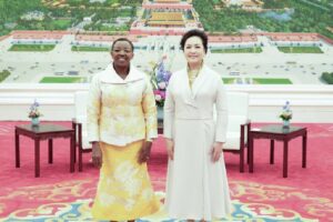 Peng Liyuan Chats over Tea with Wife of Kenyan President 