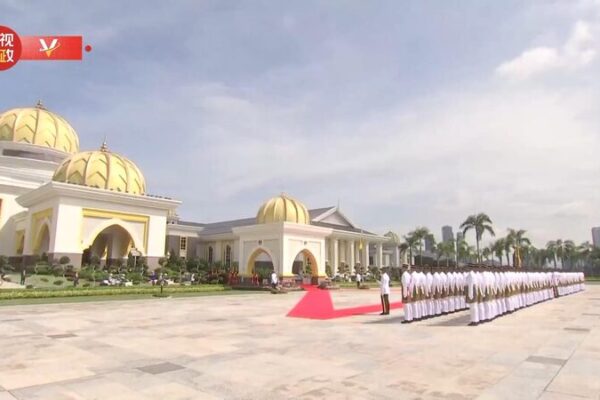 # - My News! Xi Jinping Attends Welcome Ceremony Hosted by Malaysias King Video Poster