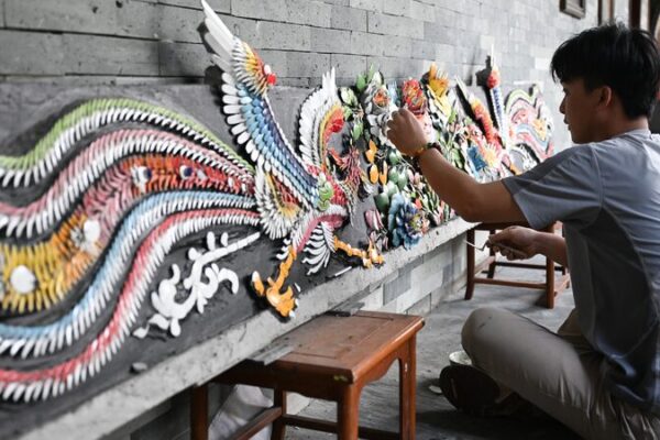 Young artisan brings Chaozhou porcelain inlay into modern life