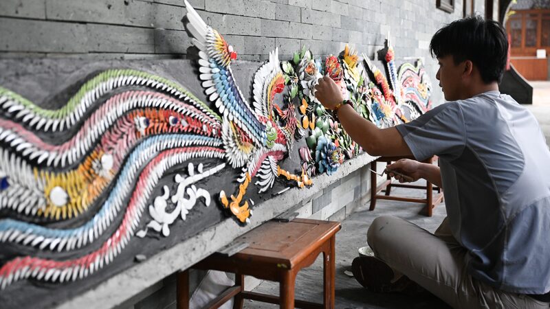 Young Artisan Brings Chaozhou Porcelain Inlay into Modern Life 