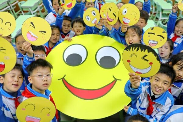 Children in Qinhuangdao Paint Smiles to Celebrate World Smile Day Celebrate World Smile Day with a grin
