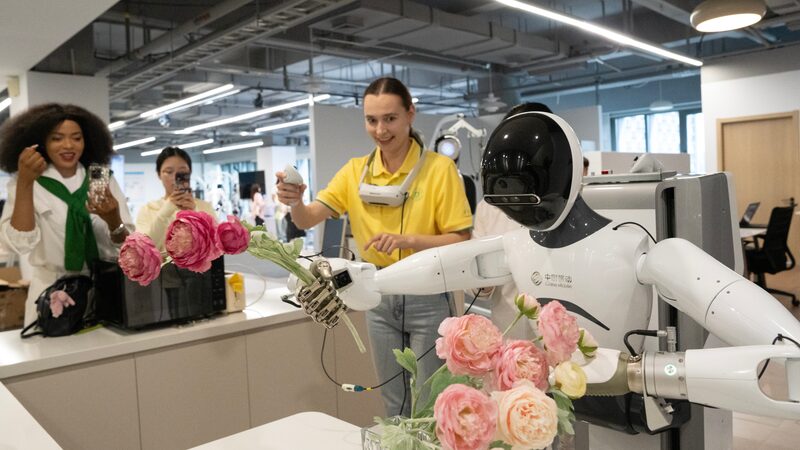 Global Youths Explore Cutting-Edge AI Technology in Hangzhou International youths experience advanced technology in Zhejiang