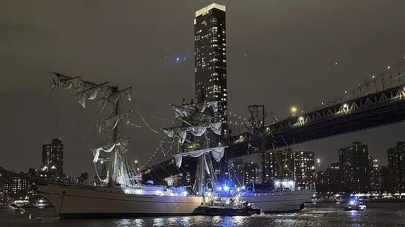 # - My News! Live Mexican Navy Training Vessel Hits New Yorks Brooklyn Bridge Video Poster