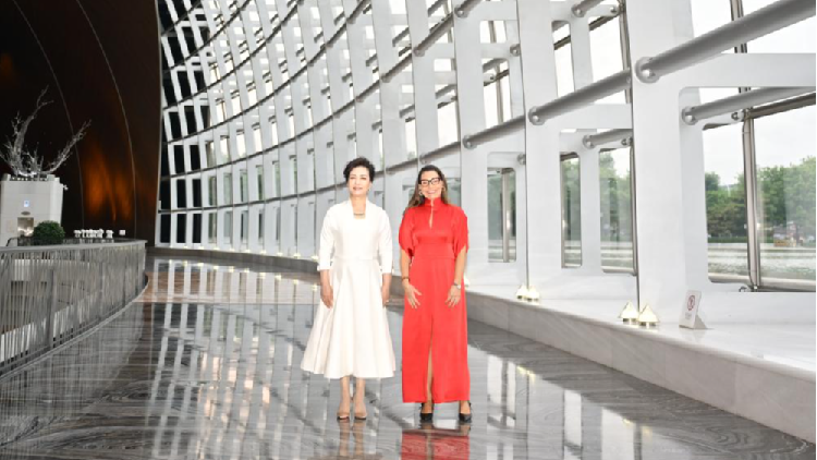 Peng Liyuan and Brazils First Lady Visit Ncpa in Beijing 