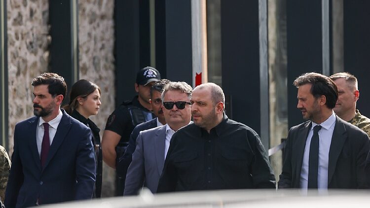 Russia and Ukraine Agree to Swap 1,000 Prisoners Each Russia, Ukraine agree to exchange 1,000 POWs each: Ukrainian minister