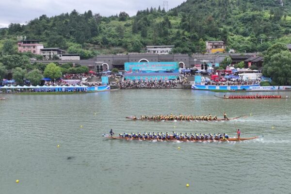 Tongren’s Dragon Boat Races Ignite National Festival Celebrations Tongren dragon boat races light up national festival celebrations video poster