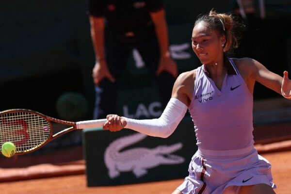 Zheng Qinwen Advances to French Open Round of 16 Matching Career Best 