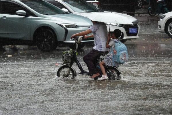 China Renews Alerts for Rainstorms High Temperatures 