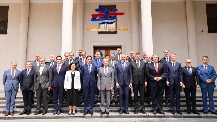 Chinese Fm Meets Envoys from Eu Member States 