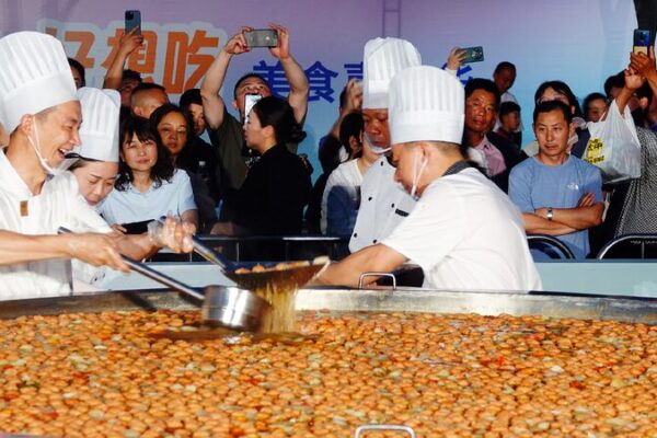 Giant Hot Pot Highlights Gourmet Festival in Hubei 