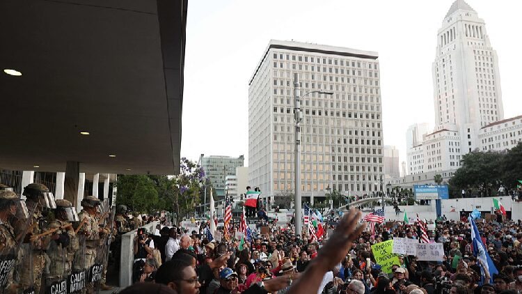 Live Police Make mass Arrests in La During Nighttime Curfew 