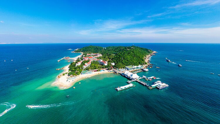 Live Underwater Views of the Marine Ranch in Wuzhizhou Island 