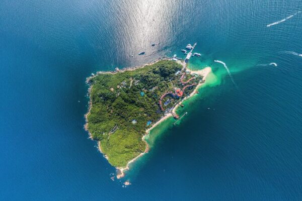 Live Underwater Views of the Marine Ranch on Wuzhizhou Island 