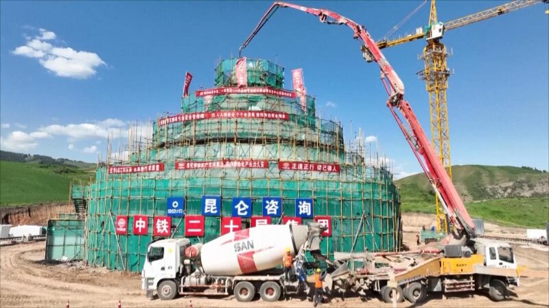Main Structure of Chinas Mega Radio Telescope Capped in Xinjiang 