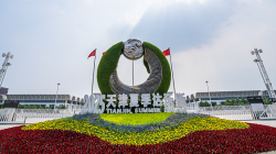 Premier Li Qiang Says China Striving to Become Consumption Powerhouse 