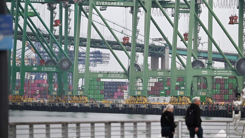 the Us Economy Navigates a Complex and Challenging Landscape 