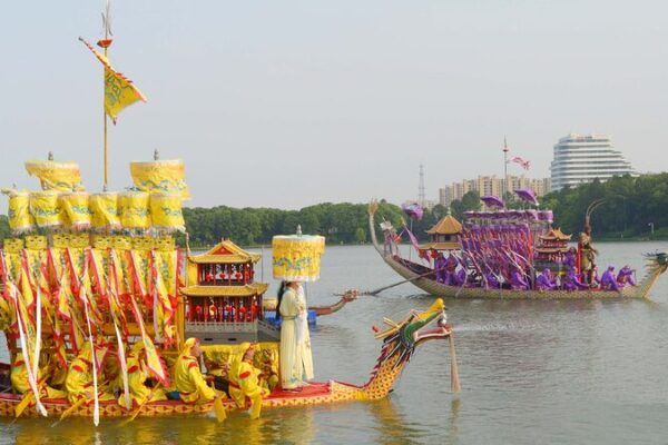 Traditional Dragon Boat Event Draws Spectators in Shanghai 