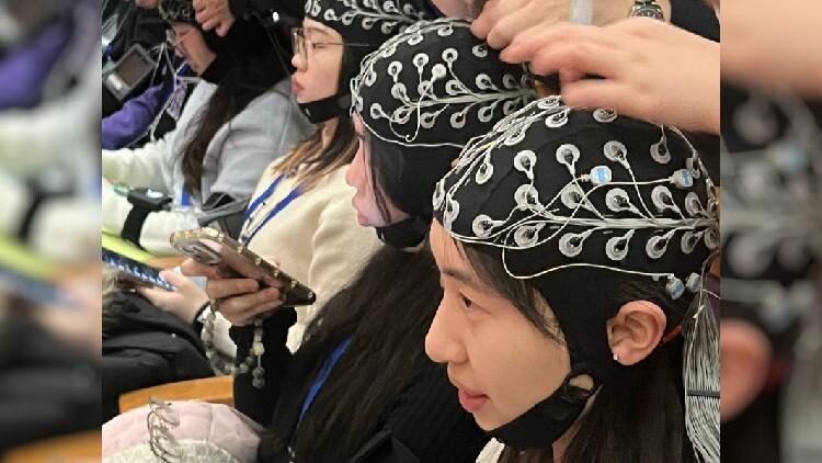 Brain-computer interface sheds light on how brains respond to live art