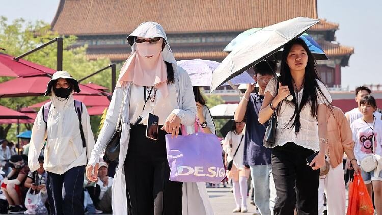 China Swelters Under Record-Breaking Heatwaves During Flood Season China sees record-breaking heatwaves in flood season