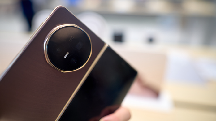 Honors Magic V5 Worlds Thinnest Foldable 8 Records and Ai Power 