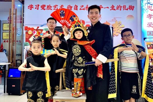 Kids Dive into the Magic of Sichuan Opera’s Face-Changing Art Live: Face change! Summer meets Sichuan magic