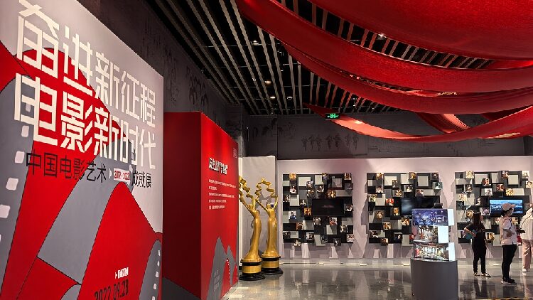 Xi Jinping Calls for Creating More Fine Cinematic Works 